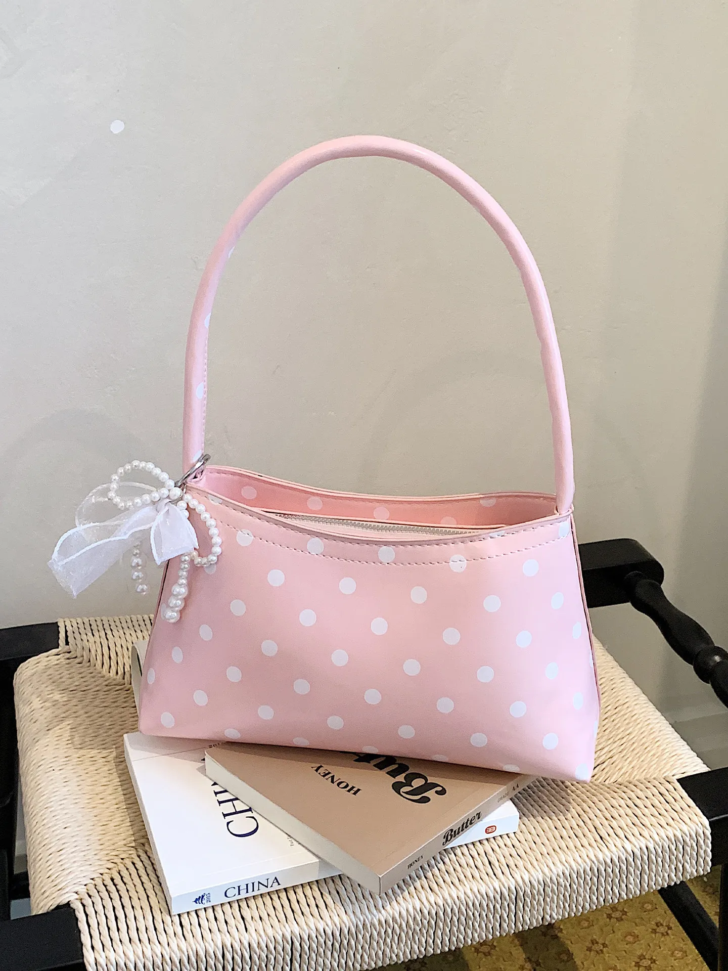 Exquisite Polka Dot Shoulder Bag for Women Korean Style Sweet Bow PU Leather Underarm Bags Fashion Dating Female Handbags
Exquisite Polka Dot Shoulder Bag for Women Korean Style Sweet Bow PU Leather Underarm Bags Fashion Dating Female Handbags