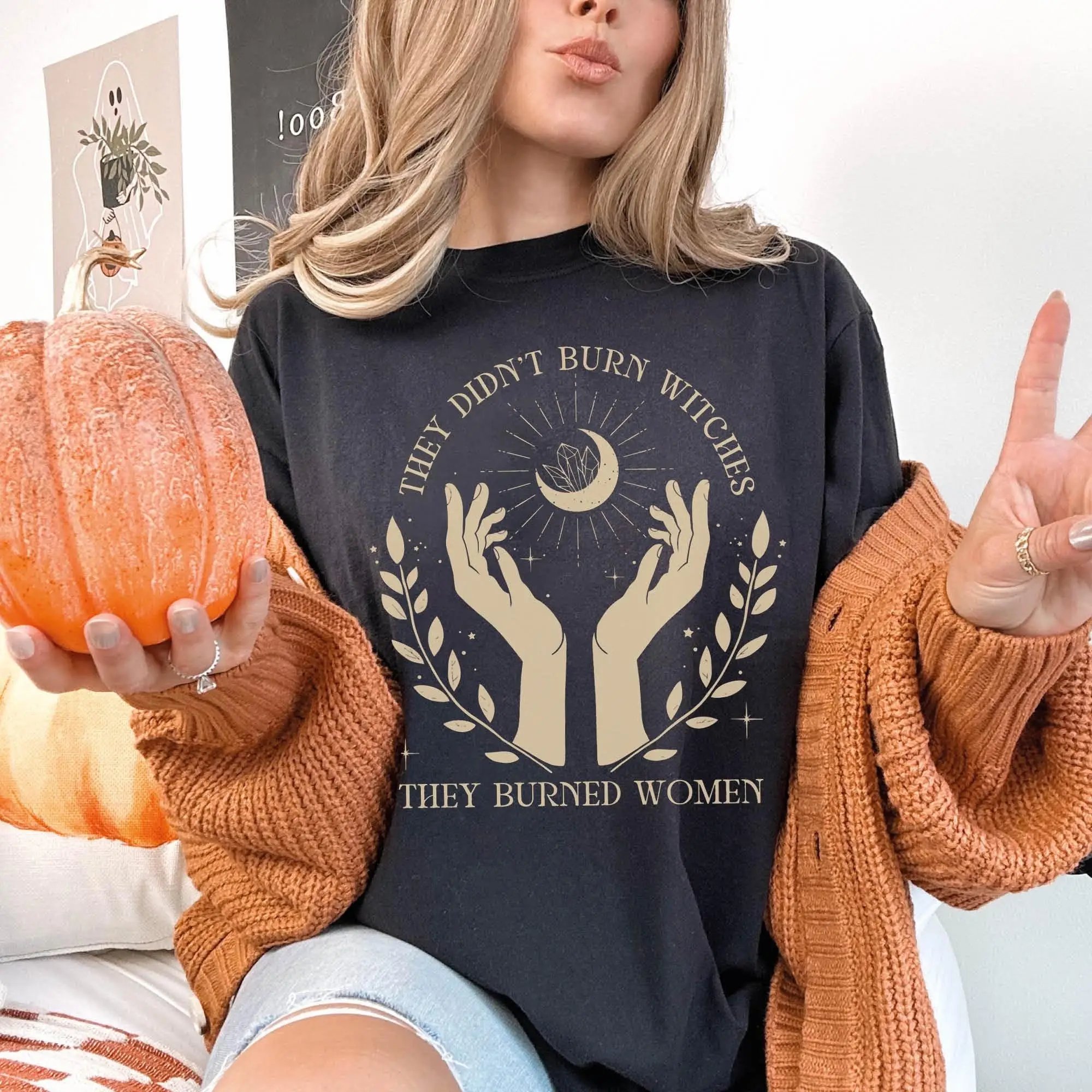 They Didn't Burn Witches Burned Женская феминистская футболка ведьмы Комфортные цвета Либеральный жуткий Берри Патриархат
They Didn't Burn Witches Burned Женская феминистская футболка ведьмы Комфортные цвета Либеральный жуткий Берри Патриархат
