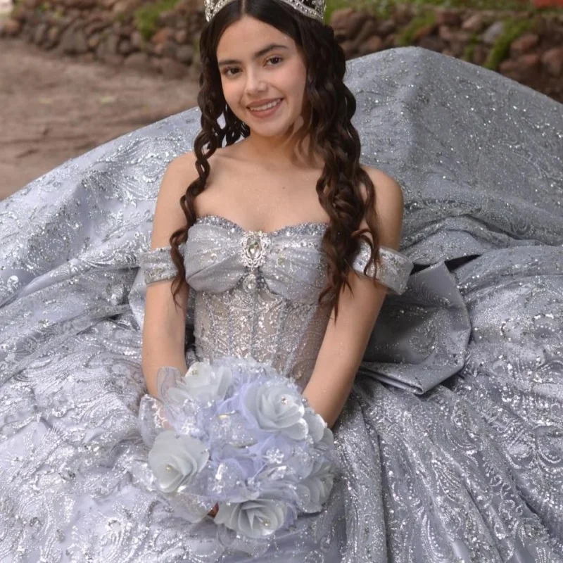 Customized Shiny silver gray Quinceanera Dresses Off the Shoulder sequin Lace applique Long tail Tull Bow Vestido 15 Quinceanera
Customized Shiny silver gray Quinceanera Dresses Off the Shoulder sequin Lace applique Long tail Tull Bow Vestido 15 Quinceanera