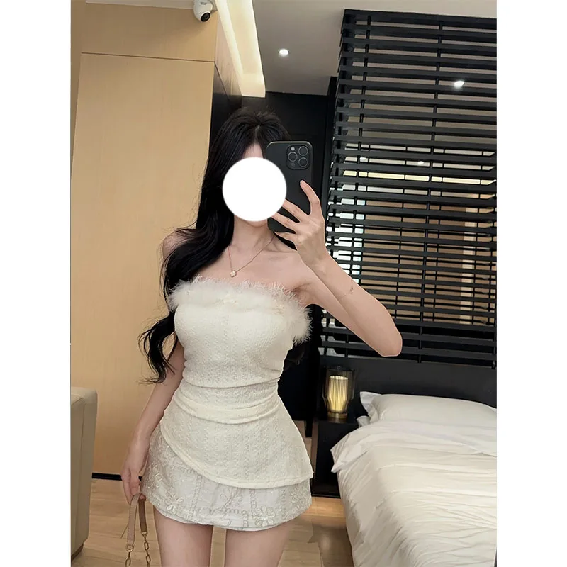 Spring 2026 Women's Soft Fur Lace Trim Belted Pure Desire Tube Top Short Skirt Set Embroidered High Waist Slim Fit Fashion Set
Spring 2026 Women's Soft Fur Lace Trim Belted Pure Desire Tube Top Short Skirt Set Embroidered High Waist Slim Fit Fashion Set