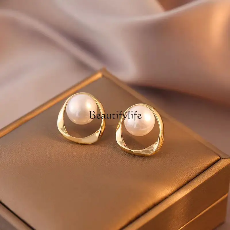 French retro stud earrings women's 2024 new simple white high-end niche earrings
French retro stud earrings women's 2024 new simple white high-end niche earrings