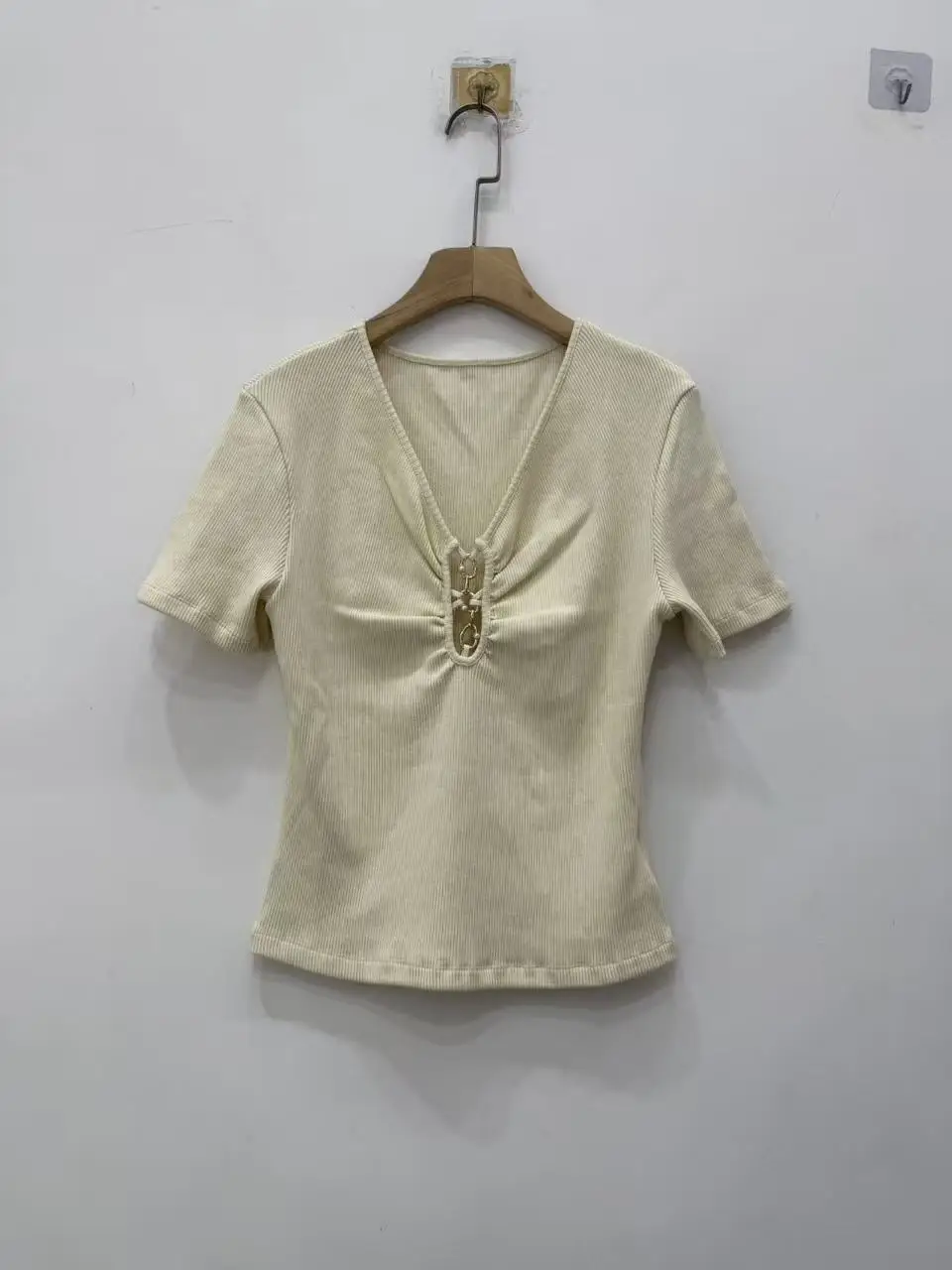 V-Neck T-Shirt Women's Fashion Metal Decorative Buckle Waist Cinching Knitted Top Spring New 2026
V-Neck T-Shirt Women's Fashion Metal Decorative Buckle Waist Cinching Knitted Top Spring New 2026