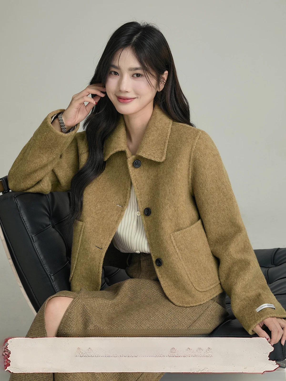 Двустороннее шерстяное пальто Camere коричневого цвета с отложным воротником, свободная женская верхняя одежда для поездок на работу, длина, застежка на пуговицы
Двустороннее шерстяное пальто Camere коричневого цвета с отложным воротником, свободная женская верхняя одежда для поездок на работу, длина, застежка на пуговицы