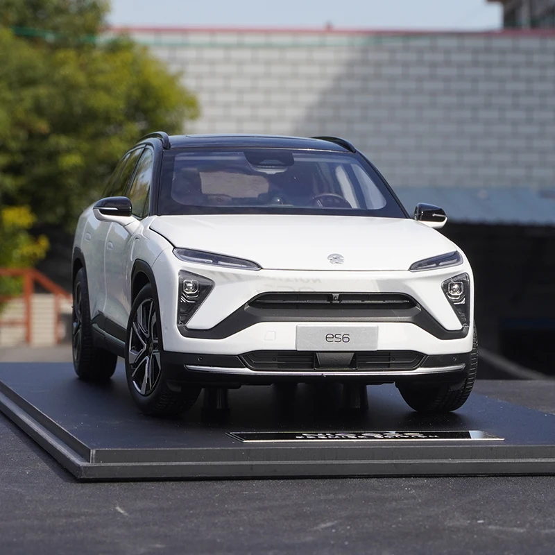 Original factory 1:18 NIO ES6 die-cast simulation alloy car model, boys' festival gift toy, adult collectible display item.
Original factory 1:18 NIO ES6 die-cast simulation alloy car model, boys' festival gift toy, adult collectible display item.