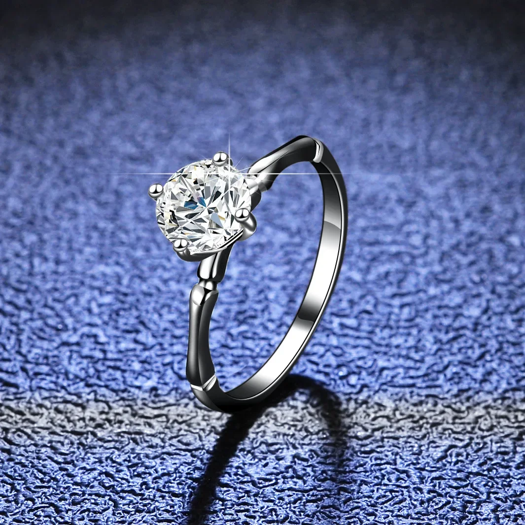 PT950 Platinum D Color 1-carat Moissanite Ring, Bamboo 18K Gold Inlaid Diamond Ring, Wedding Gift, Fashionable and Simple Ring
PT950 Platinum D Color 1-carat Moissanite Ring, Bamboo 18K Gold Inlaid Diamond Ring, Wedding Gift, Fashionable and Simple Ring