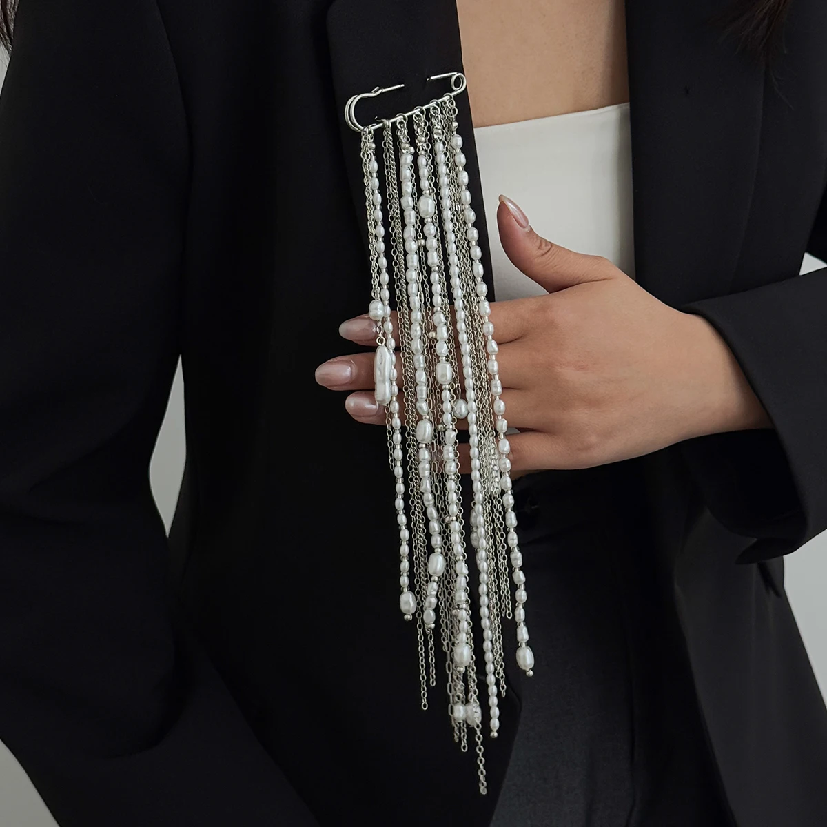 Ingemark Personality Imitation Pearl Long Tassel Chain Brooches for Women Vintage Multi Functional Bead Chain Pin Decoration
Ingemark Personality Imitation Pearl Long Tassel Chain Brooches for Women Vintage Multi Functional Bead Chain Pin Decoration