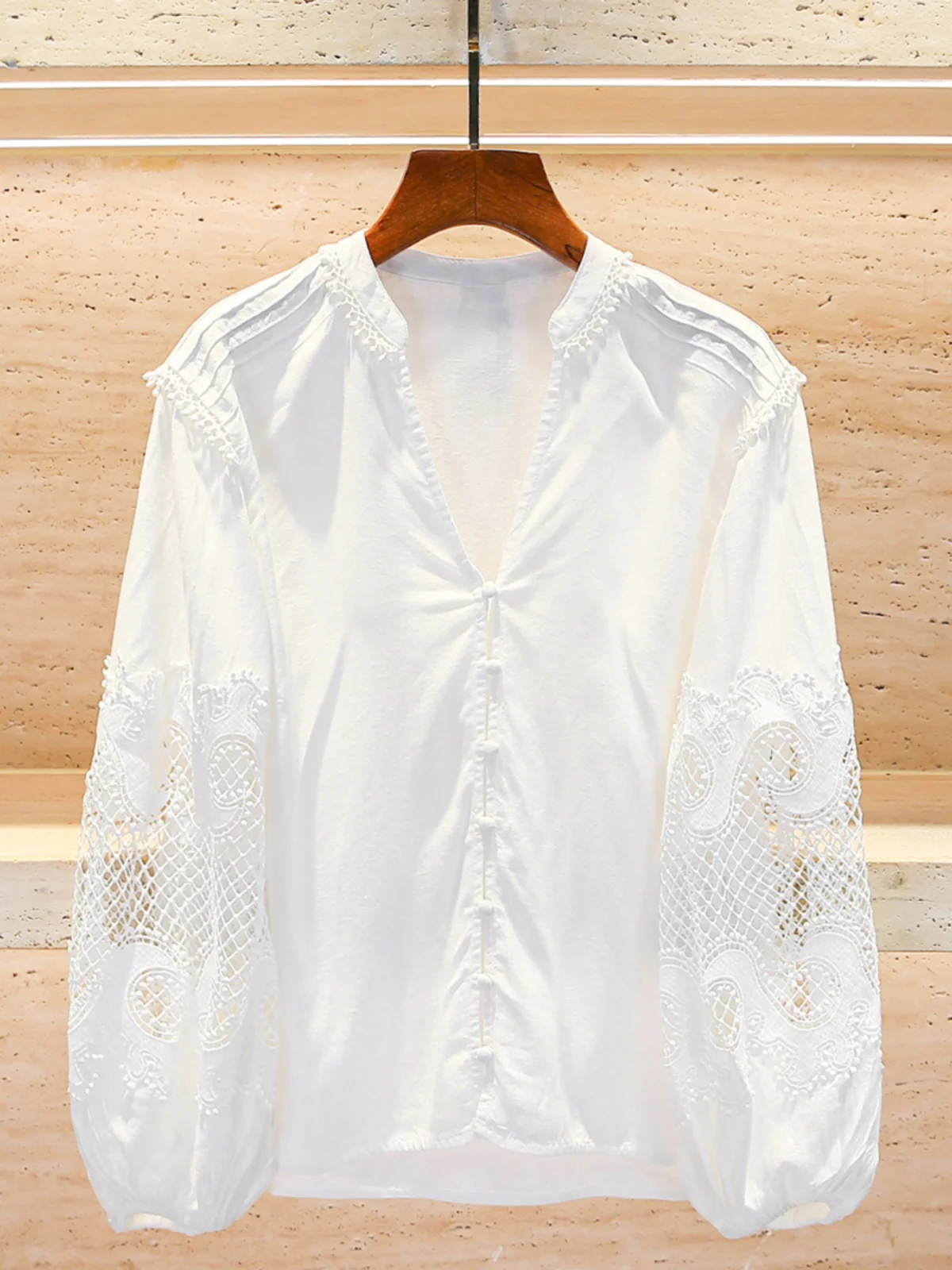 M Home Nan You High End Women's Gentle Style Lace Loose V Neck Hollow out Shirt Top Women Commute Style Simple Straight Tube
M Home Nan You High End Women's Gentle Style Lace Loose V Neck Hollow out Shirt Top Women Commute Style Simple Straight Tube