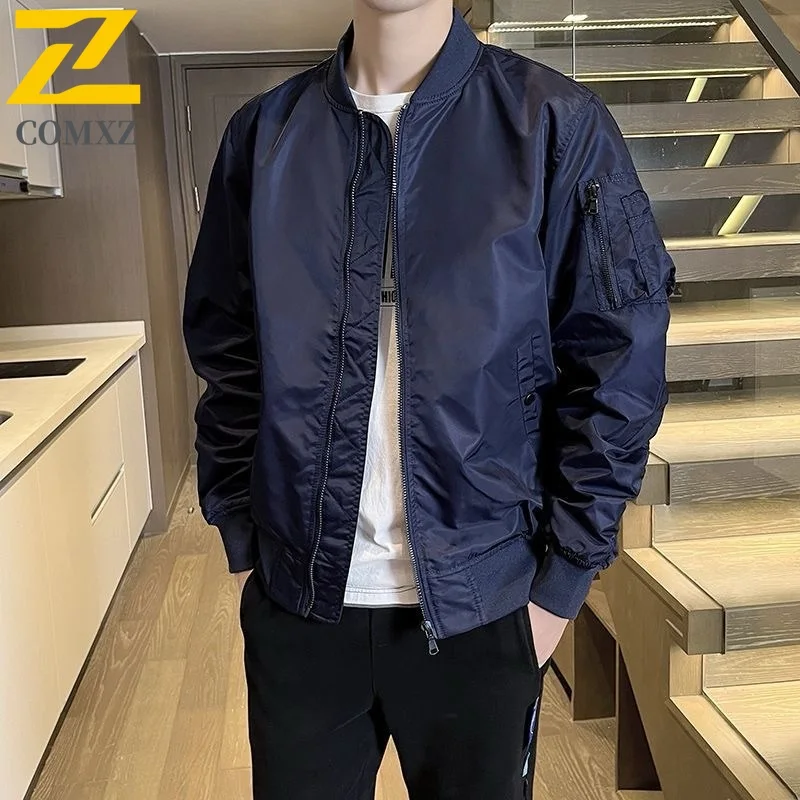 COMXZ Мужские куртки Повседневная легкая куртка с воротником-стойкой в американском стиле Однотонный дизайн Удобное ветрозащитное осеннее пальто
COMXZ Мужские куртки Повседневная легкая куртка с воротником-стойкой в американском стиле Однотонный дизайн Удобное ветрозащитное осеннее пальто