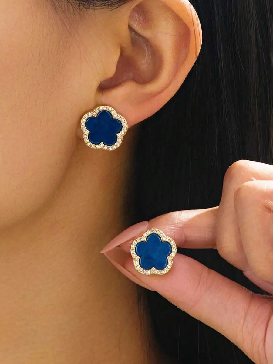 Elegant Blue Clover-Shaped Stud Earrings With Rhinestone Border For Women’s Daily Or Party Wear
Elegant Blue Clover-Shaped Stud Earrings With Rhinestone Border For Women’s Daily Or Party Wear