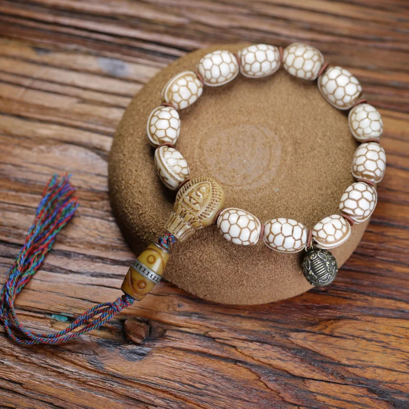 Old Ox Bone Carved Rich Armor World Handheld Ethnic Style Cultural Bracelet
Old Ox Bone Carved Rich Armor World Handheld Ethnic Style Cultural Bracelet