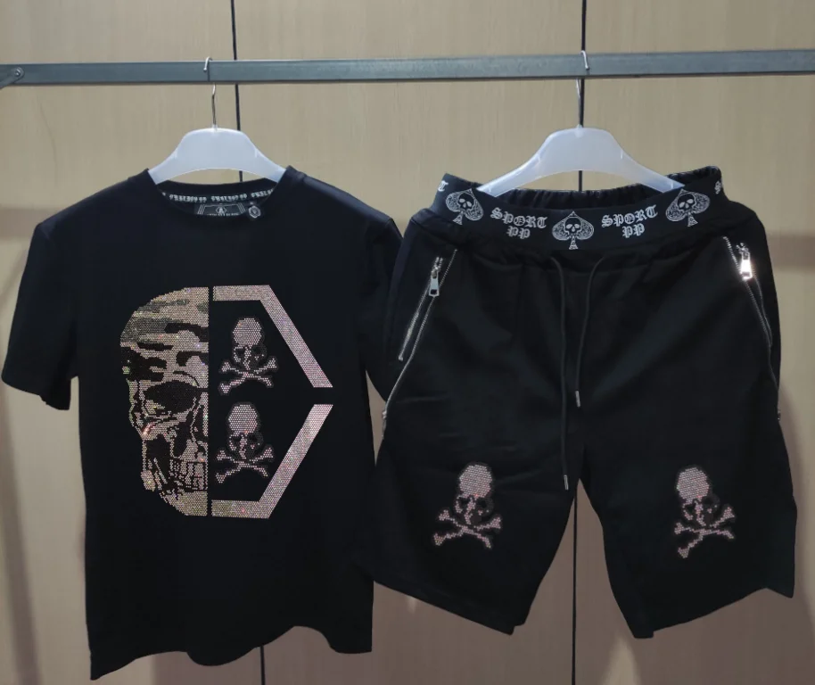 Designer Rhinestone two pieces hip hop design luxury design outfit tracksuit New Fashion summer men Casual Men Street wea
Designer Rhinestone two pieces hip hop design luxury design outfit tracksuit New Fashion summer men Casual Men Street wea