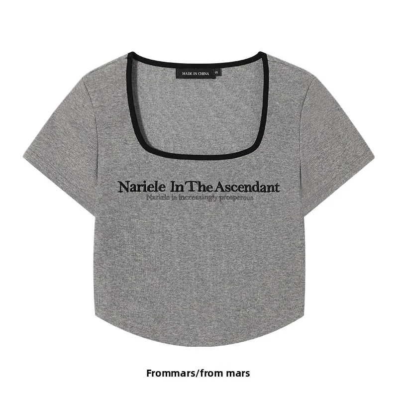 Ретро-футболка в американском стиле для женщин: приталенная, с коротким рукавом, свободный крой на плечах, модный топ-сэнсация.
Ретро-футболка в американском стиле для женщин: приталенная, с коротким рукавом, свободный крой на плечах, модный топ-сэнсация.