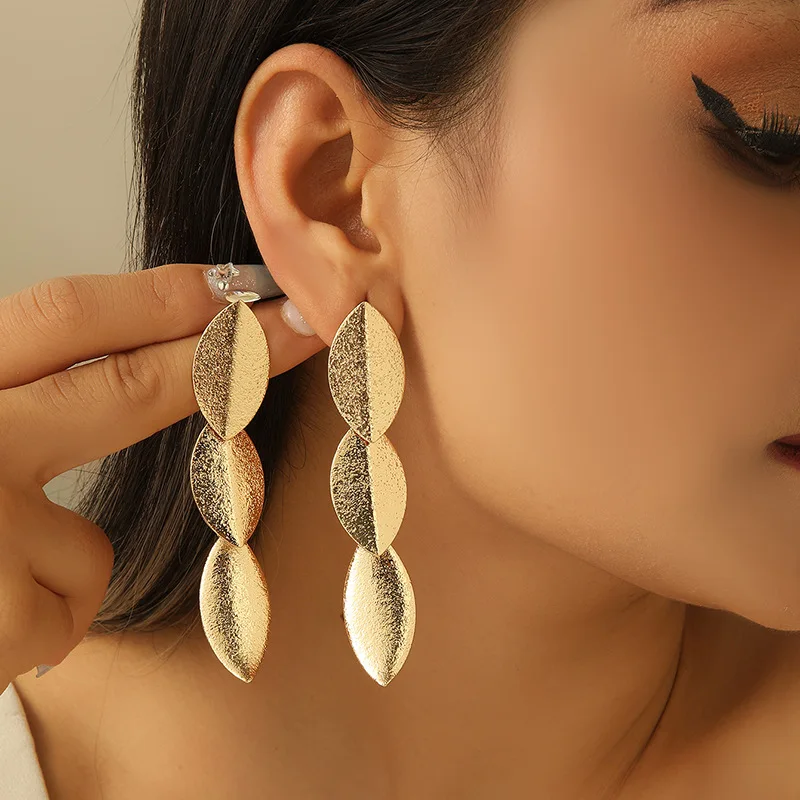 Long geometric tassel earrings, gold versatile temperament, light luxury earrings, simple and atmospheric 2024 new model
Long geometric tassel earrings, gold versatile temperament, light luxury earrings, simple and atmospheric 2024 new model