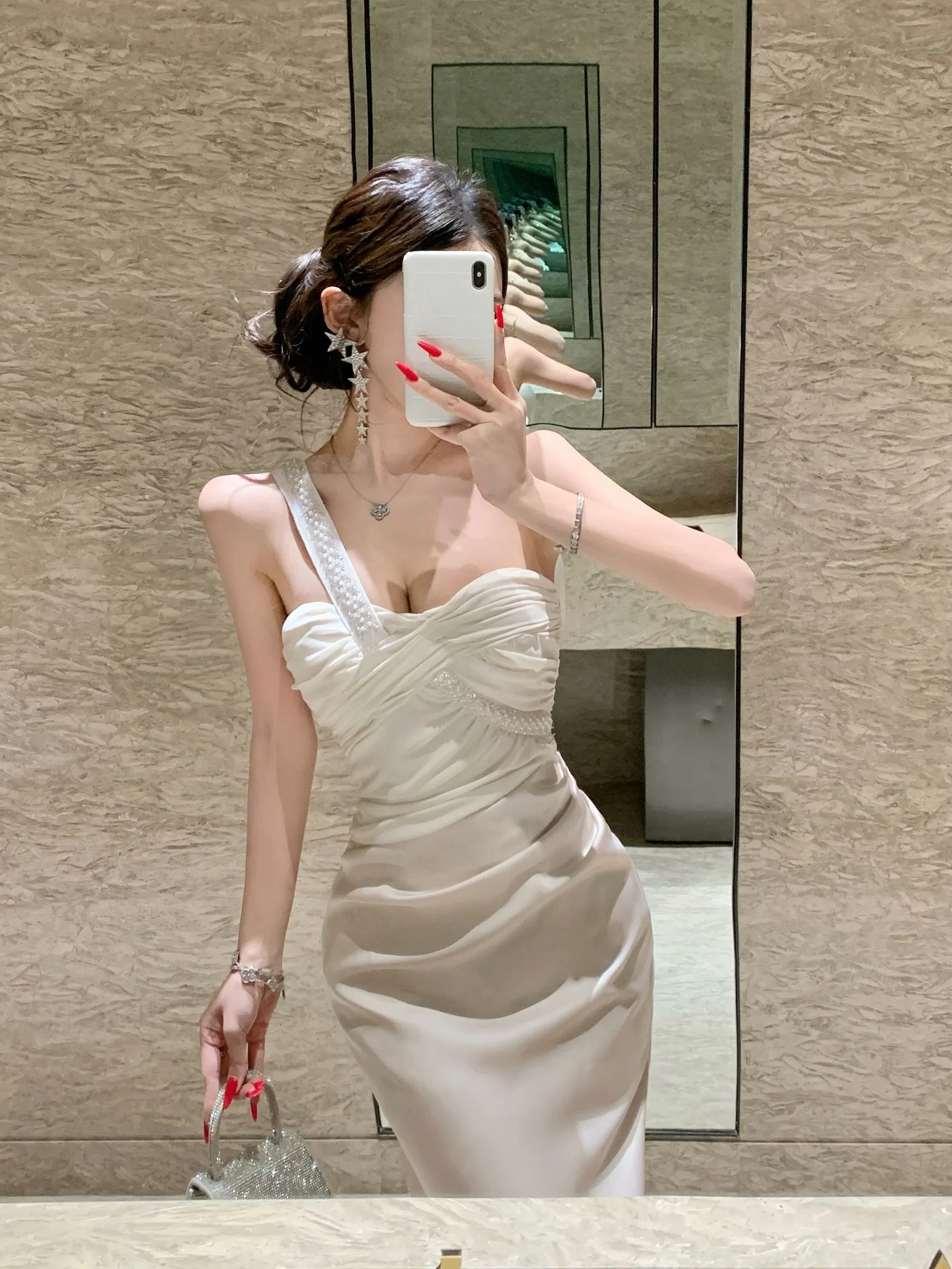 Ele Satin Evening Dr with Single oulder Diamond Embelliment Faionable Mid-Waist Tailored Long Gown for Women
Ele Satin Evening Dr with Single oulder Diamond Embelliment Faionable Mid-Waist Tailored Long Gown for Women