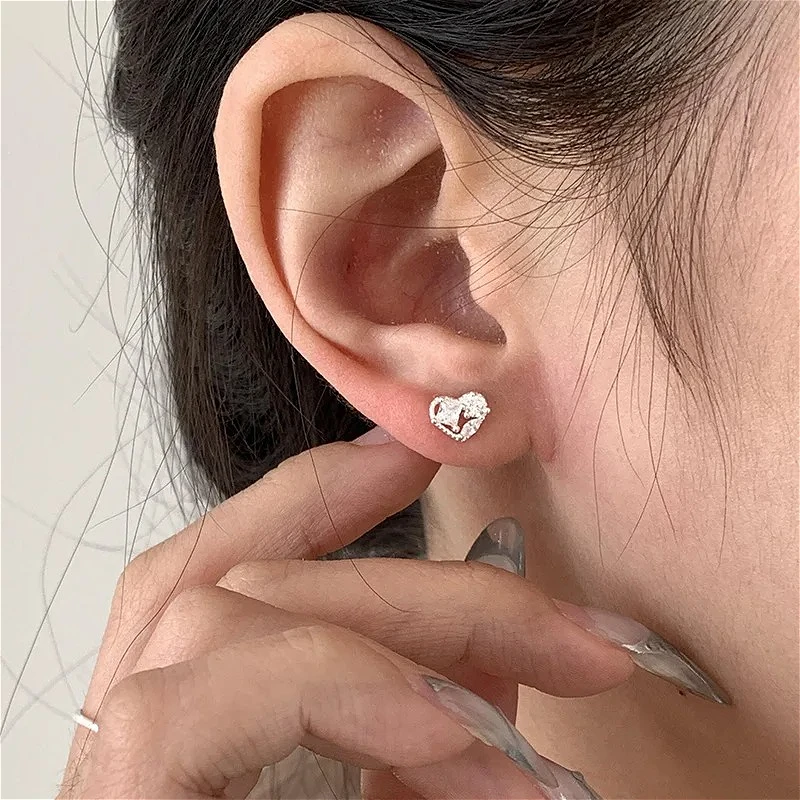 925 Sterling Silver Charming Hollow Love Zircon Screw Buckle Stud Earring for Women Fine Jewelry High Luxury Vintage Accessories
925 Sterling Silver Charming Hollow Love Zircon Screw Buckle Stud Earring for Women Fine Jewelry High Luxury Vintage Accessories