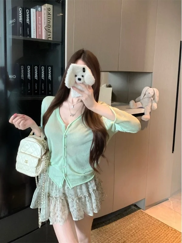 V-Neck Long Sleeve Knitted Cardigan Top And Chiffon Skirt Two-Piece Set Women's Fashion Summer Outfit Lightweight Floral Print
V-Neck Long Sleeve Knitted Cardigan Top And Chiffon Skirt Two-Piece Set Women's Fashion Summer Outfit Lightweight Floral Print