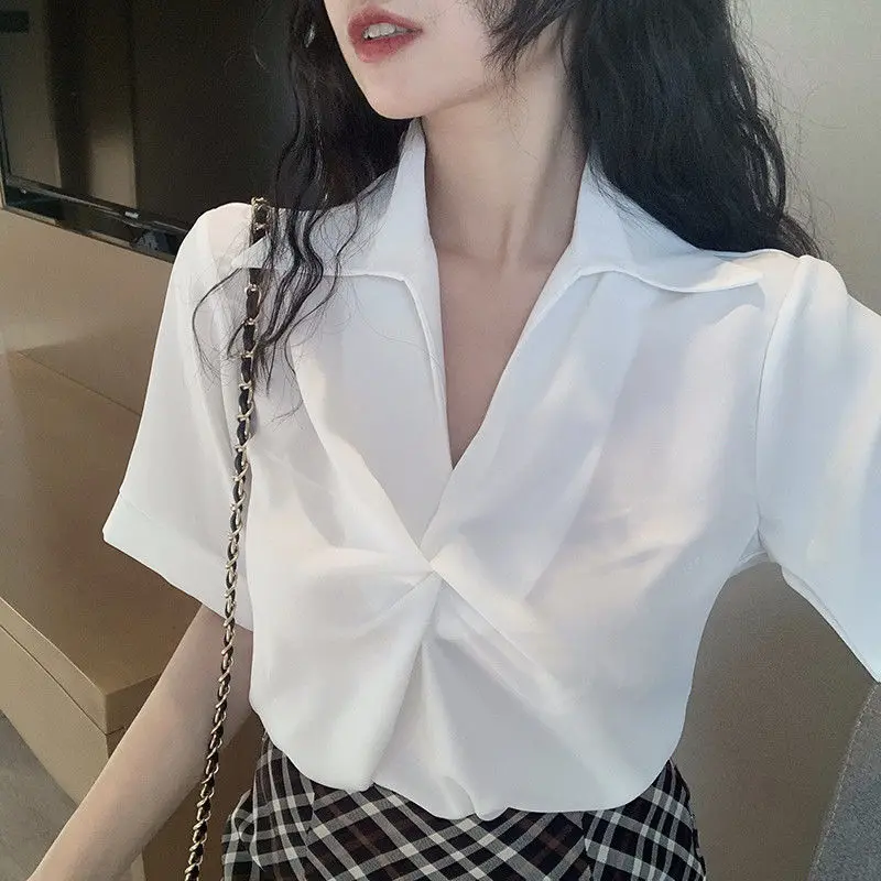 2025 Summer New Chiffon Short-sleeved Shirt Women's Design Niche Pleated V-neck Shirt Fashion Top
2025 Summer New Chiffon Short-sleeved Shirt Women's Design Niche Pleated V-neck Shirt Fashion Top