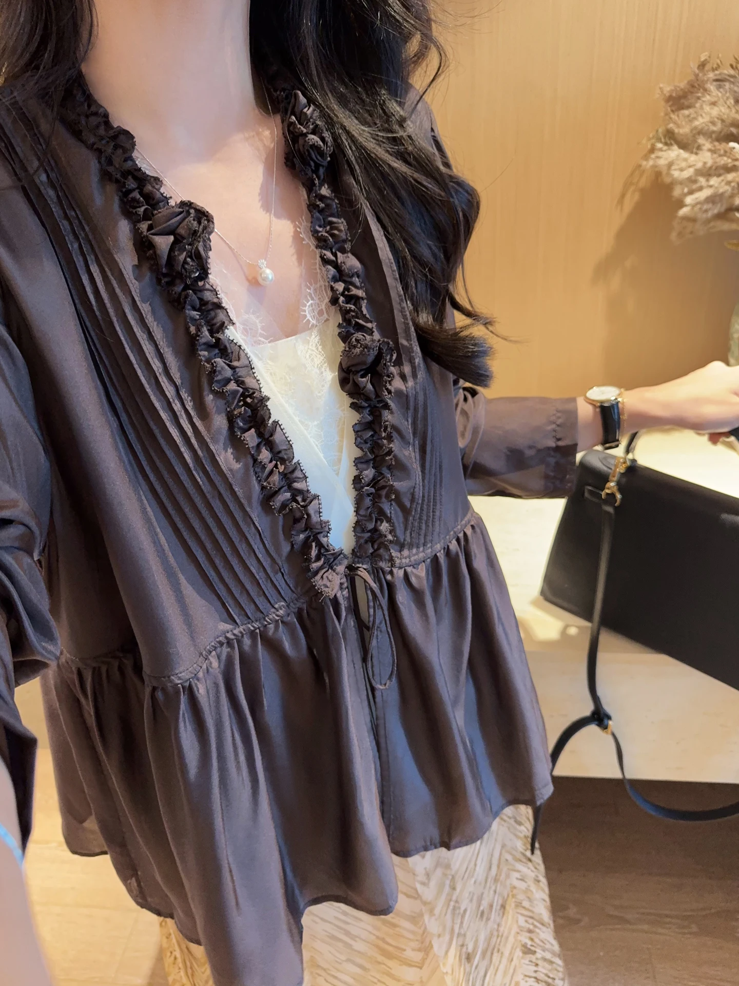 Elegant Silk V-Neck Floral Trim Cardigan Thin Spring Summer Shirt Women's Loose Fit Long Sleeve Breathable Skin-Friendly
Elegant Silk V-Neck Floral Trim Cardigan Thin Spring Summer Shirt Women's Loose Fit Long Sleeve Breathable Skin-Friendly