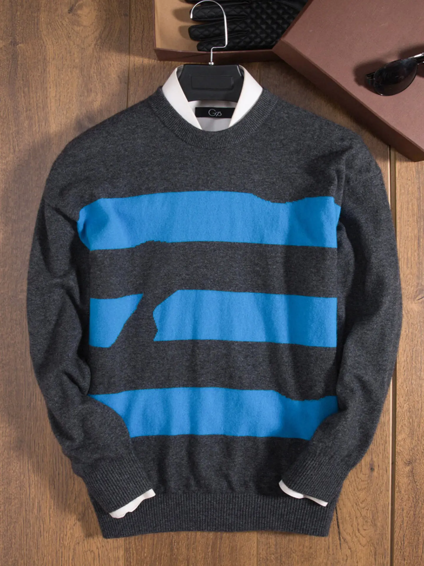 Star cashmere sweater men's 100% pure cashmere fall shoulder new young striped men's knitted sweater in autumn and winter.
Star cashmere sweater men's 100% pure cashmere fall shoulder new young striped men's knitted sweater in autumn and winter.