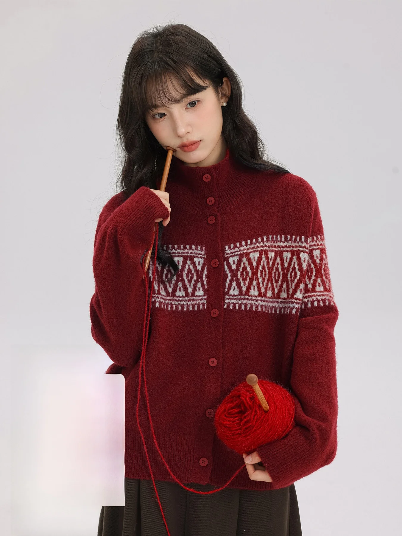 Red Knitted Sweater Women's Vintage Hot Wine Tassel Cardigan Stand Collar Two-Way Wear Winter New Year's Inner Wear
Red Knitted Sweater Women's Vintage Hot Wine Tassel Cardigan Stand Collar Two-Way Wear Winter New Year's Inner Wear