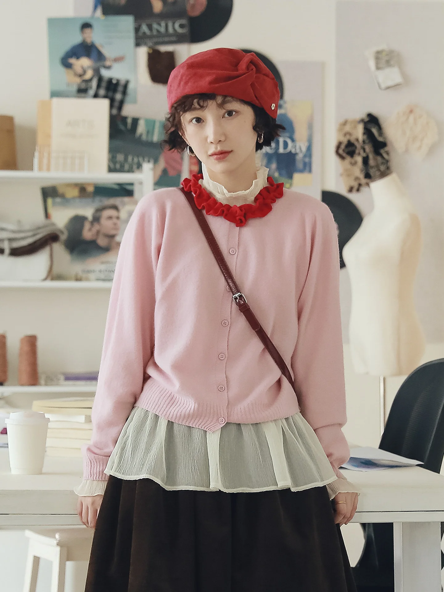 Мягкое вязаное пальто из чистой шерсти, женское осеннее модное повседневное пальто с воланами и воротником-свеком на пуговицах, длинный свитер-кардиган
Мягкое вязаное пальто из чистой шерсти, женское осеннее модное повседневное пальто с воланами и воротником-свеком на пуговицах, длинный свитер-кардиган