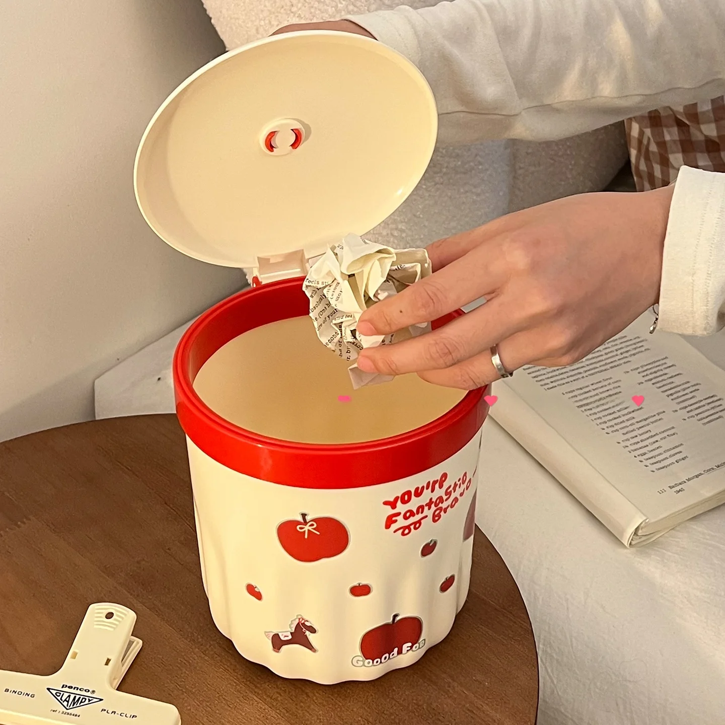 Cute Small Desktop Trash Can Cover Office Desk Student Dormitory Bookshelf round Shape Plastic Waste Paper Basket High Aesthe...
Cute Small Desktop Trash Can Cover Office Desk Student Dormitory Bookshelf round Shape Plastic Waste Paper Basket High Aesthe...
