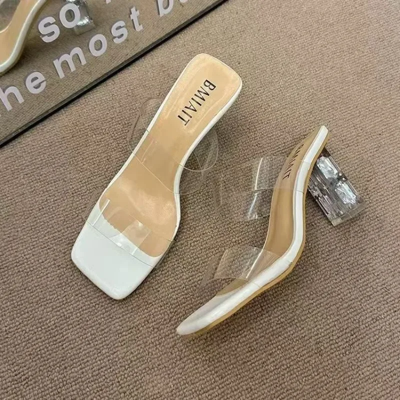 Универсальные женские летние босоножки на массивном каблуке с прозрачными вставками, элегантные, простые, с квадратным носком, на одной лямке, с кристаллами, новый стиль
Универсальные женские летние босоножки на массивном каблуке с прозрачными вставками, элегантные, простые, с квадратным носком, на одной лямке, с кристаллами, новый стиль