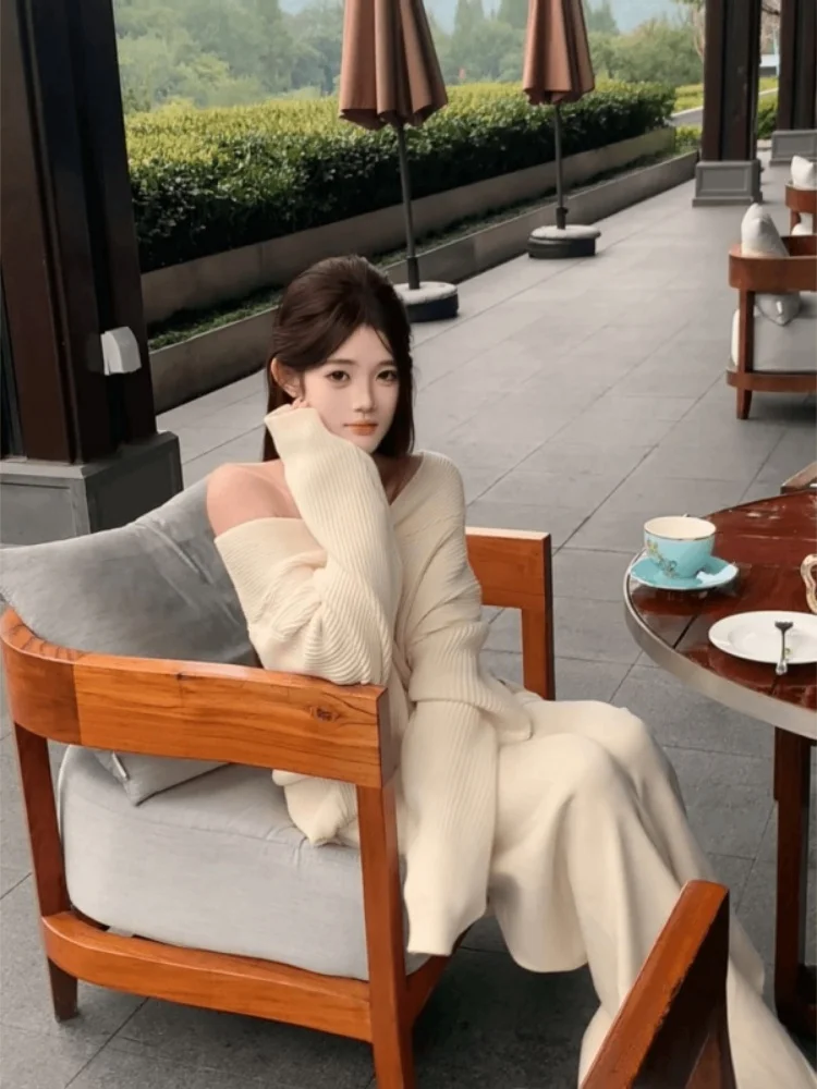 Ladies Soft Cozy Two-Piece Set Casual Korean Style Long Sleeve One-Shoulder Top And High Waist Shorts Autumn Fashion Wear
Ladies Soft Cozy Two-Piece Set Casual Korean Style Long Sleeve One-Shoulder Top And High Waist Shorts Autumn Fashion Wear