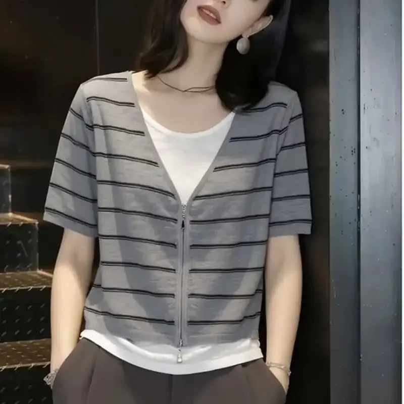 Women Striped V Neck Short Sleeve Zipper Front Loose T Shirt Casual Summer Top Lightweight Breathable Layering Tee
Women Striped V Neck Short Sleeve Zipper Front Loose T Shirt Casual Summer Top Lightweight Breathable Layering Tee