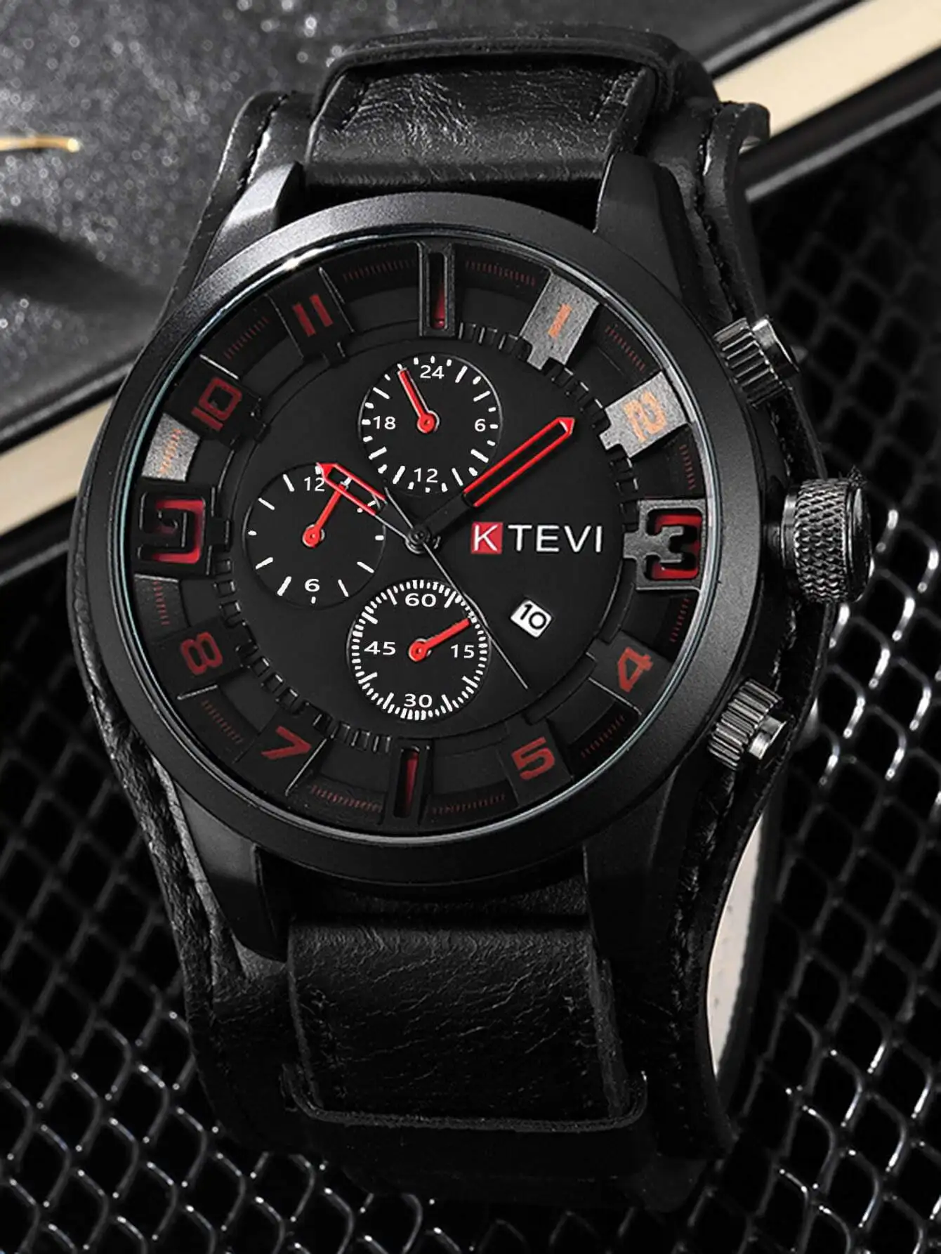 Мужские черные кварцевые часы-хронограф с красными акцентами и кожаным ремешком
Мужские черные кварцевые часы-хронограф с красными акцентами и кожаным ремешком