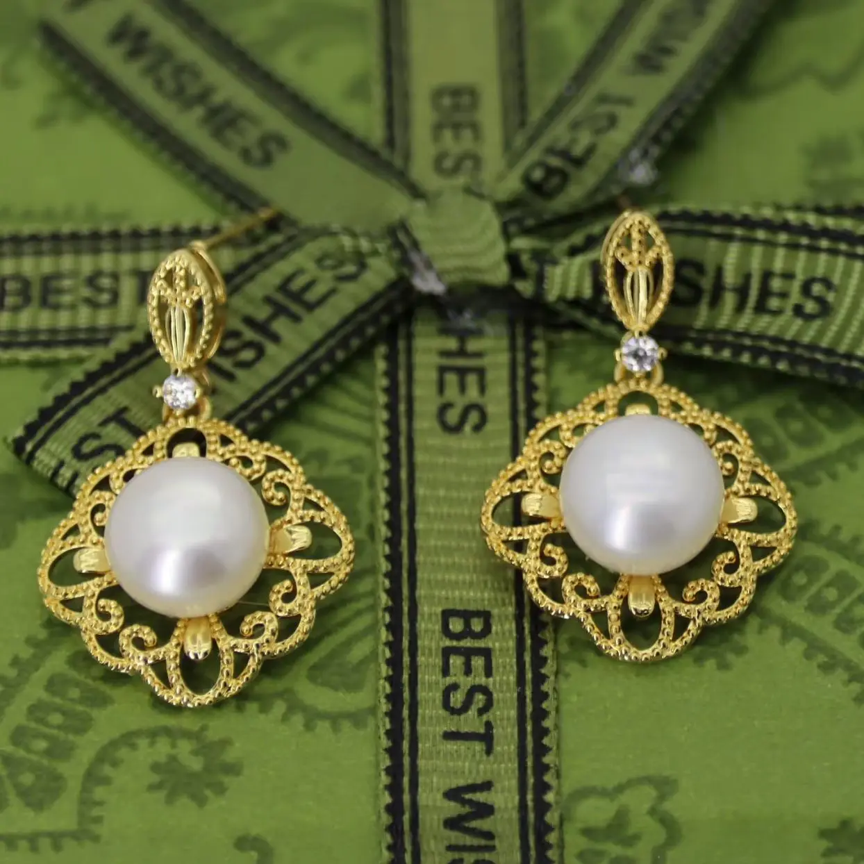 Luxury Vintage Style Clous De Paris White Pearl Earrings Rhombus Lace Cutout High-End Jewelry for Party Banquet with Gift Box
Luxury Vintage Style Clous De Paris White Pearl Earrings Rhombus Lace Cutout High-End Jewelry for Party Banquet with Gift Box