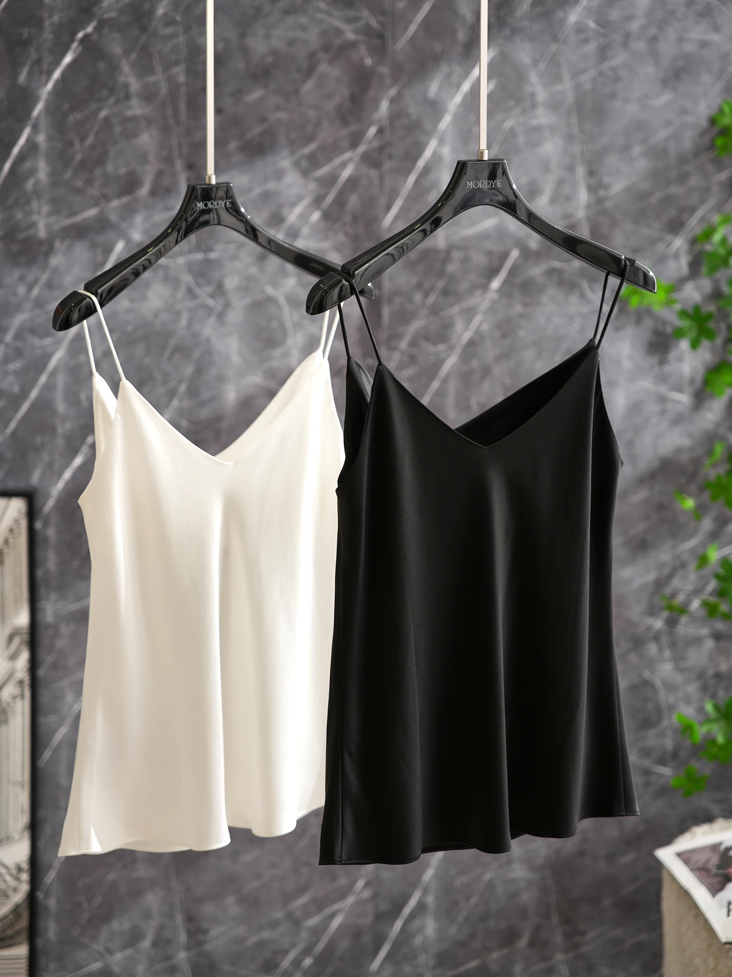 Wild Stream Light Three-acetate Satin Sleeveless Top Women's Summer Inner Wear Minimalist Style V-neck Breathable Thin Model
Wild Stream Light Three-acetate Satin Sleeveless Top Women's Summer Inner Wear Minimalist Style V-neck Breathable Thin Model