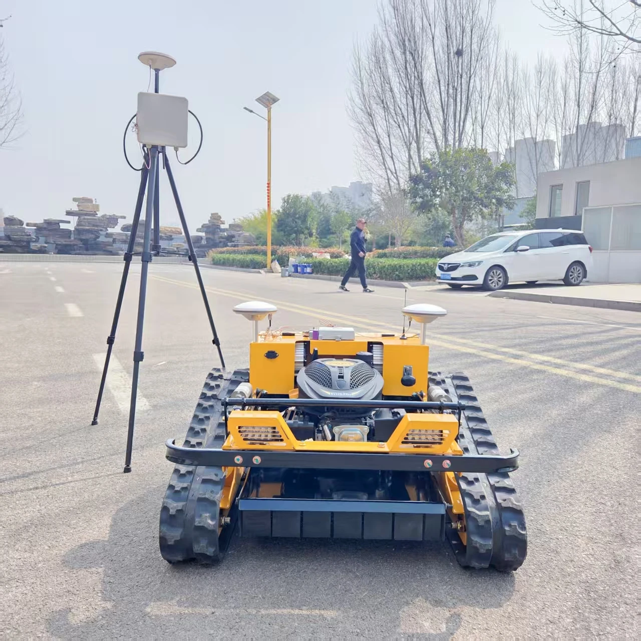 GPS-controlled automatic lawnmower robot – 550mm cutting width, customized model suitable for home and agricultural use.
GPS-controlled automatic lawnmower robot – 550mm cutting width, customized model suitable for home and agricultural use.