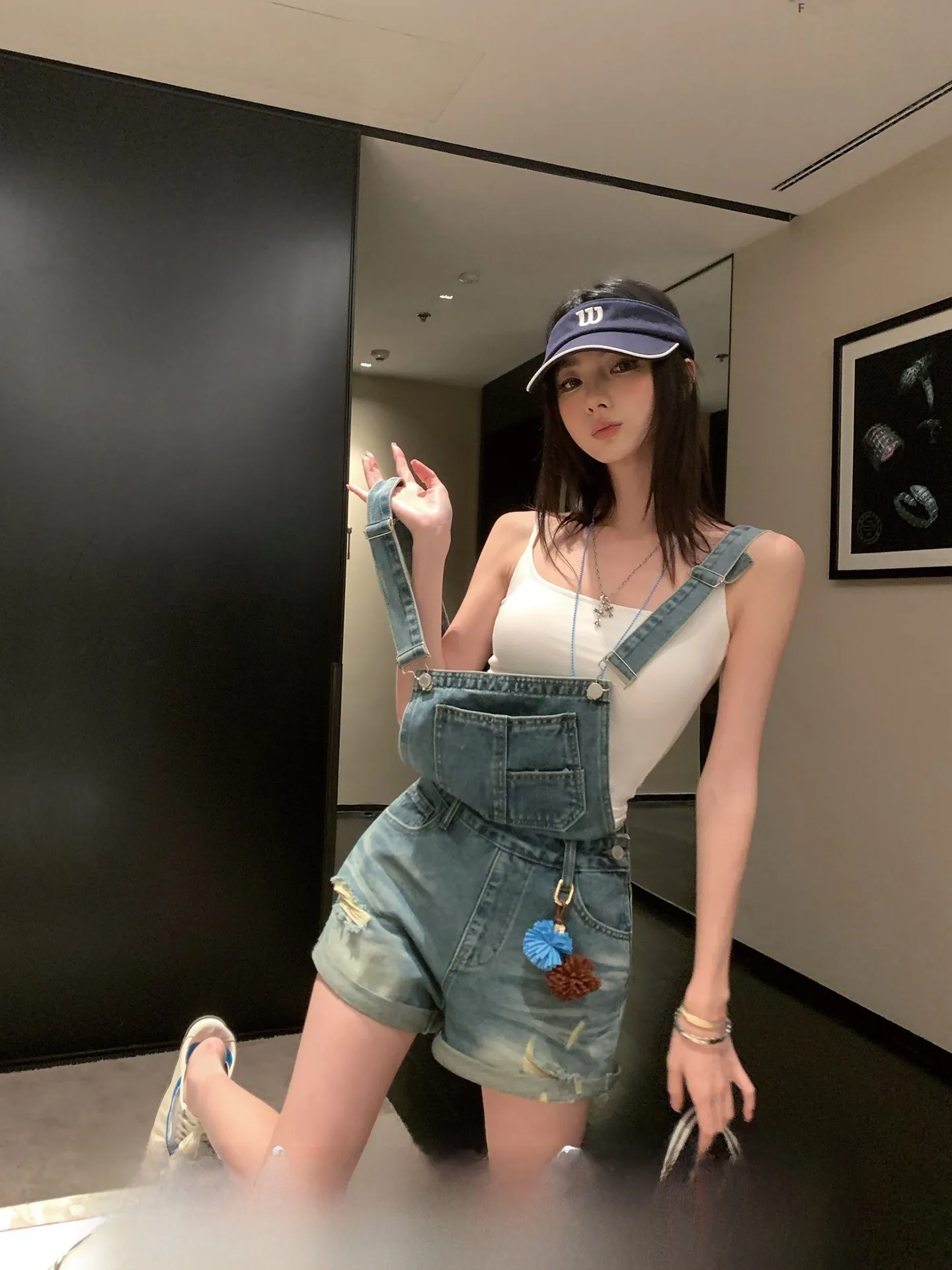 Okaaay American Retro Washed out Denim Overalls Women Summer Casual Pants with Big Pockets Cotton Stretch Denim Shorts
Okaaay American Retro Washed out Denim Overalls Women Summer Casual Pants with Big Pockets Cotton Stretch Denim Shorts