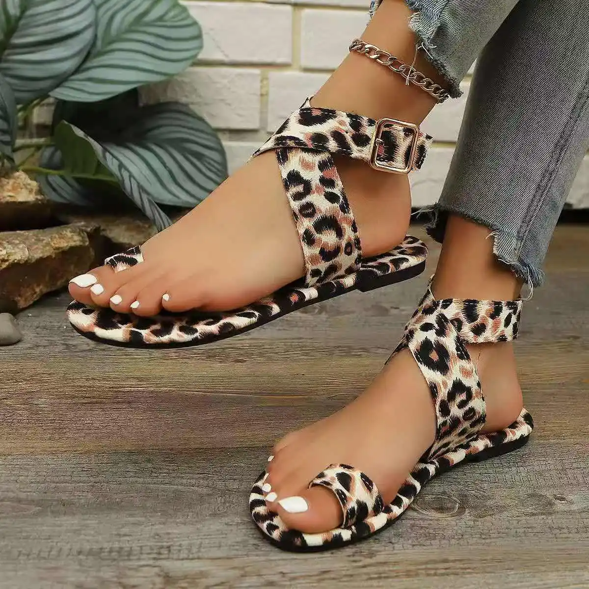 2026 Fashionable flat large-size summer casual leopard-print toe sandals perfect for beach wear versatile and eye-catching
2026 Fashionable flat large-size summer casual leopard-print toe sandals perfect for beach wear versatile and eye-catching