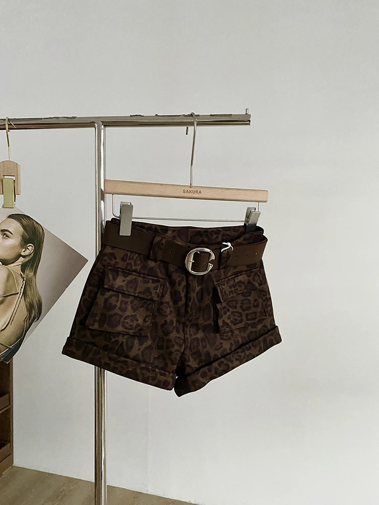 2025 autumn new American style spicy girl slimming leopard print tight shorts women wide leg design sense A-line shorts
2025 autumn new American style spicy girl slimming leopard print tight shorts women wide leg design sense A-line shorts