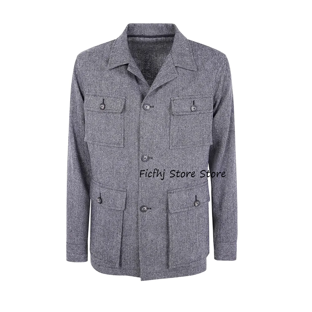 Городские пиджаки из ткани «елочка», мужская куртка, повседневный пиджак, мужские пиджаки, однобортное пальто с четырьмя карманами на пуговицах и лацканами
Городские пиджаки из ткани «елочка», мужская куртка, повседневный пиджак, мужские пиджаки, однобортное пальто с четырьмя карманами на пуговицах и лацканами