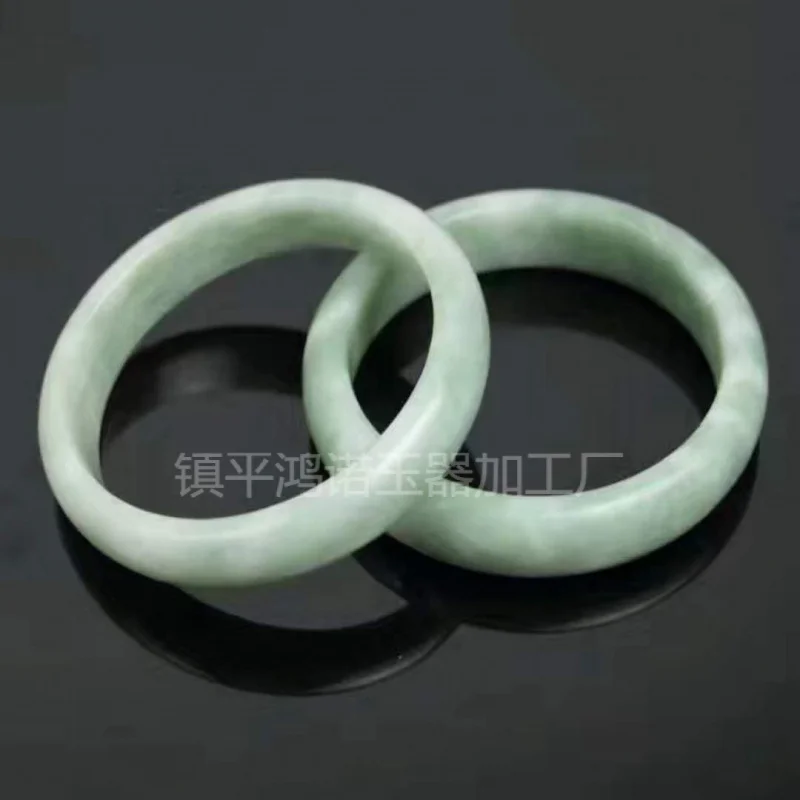 Emerald-colored bracelet for women, Guizhou jade, light green with floral patterns
Emerald-colored bracelet for women, Guizhou jade, light green with floral patterns