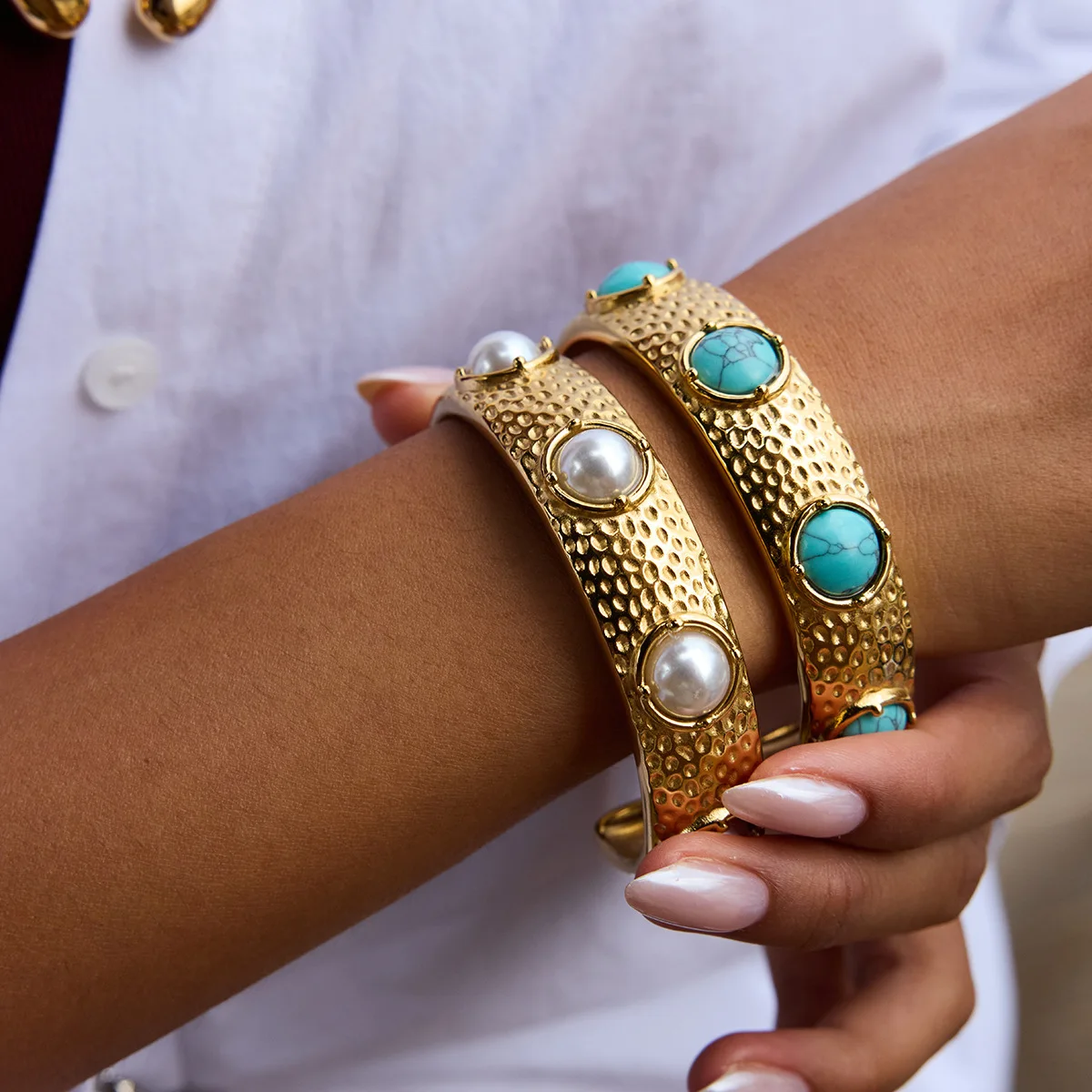 YHTOT Vintage 18K Gold Color Plated Stainless Steel Round Turquoise Hammer Patterned Bracelet Wide Face Bracelets Women Autumn
YHTOT Vintage 18K Gold Color Plated Stainless Steel Round Turquoise Hammer Patterned Bracelet Wide Face Bracelets Women Autumn