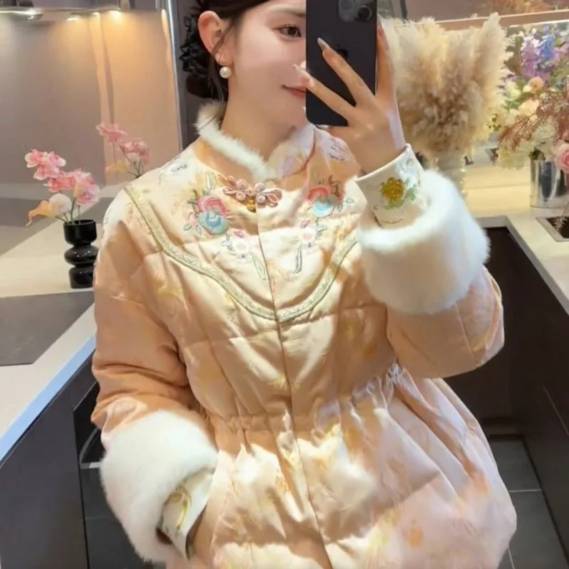 Новая женская зимняя куртка в китайском стиле с воротником-стойкой, вышивкой и утяжкой на талии, утепленная, приталенная, из искусственного меха норки
Новая женская зимняя куртка в китайском стиле с воротником-стойкой, вышивкой и утяжкой на талии, утепленная, приталенная, из искусственного меха норки