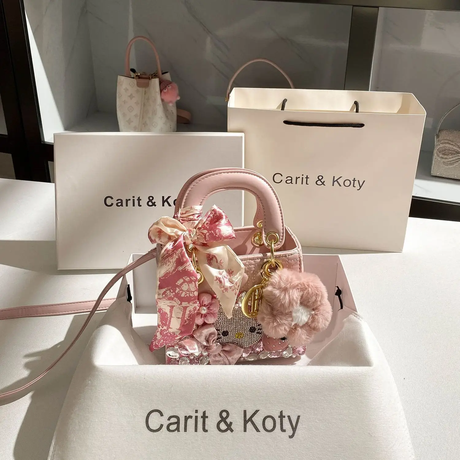 Женская сумка Carit Koty с французским розовым котом и бриллиантами, сумка принцессы Дианы, новинка 2025 года, изысканная сумка Xiaoxiangfeng
Женская сумка Carit Koty с французским розовым котом и бриллиантами, сумка принцессы Дианы, новинка 2025 года, изысканная сумка Xiaoxiangfeng