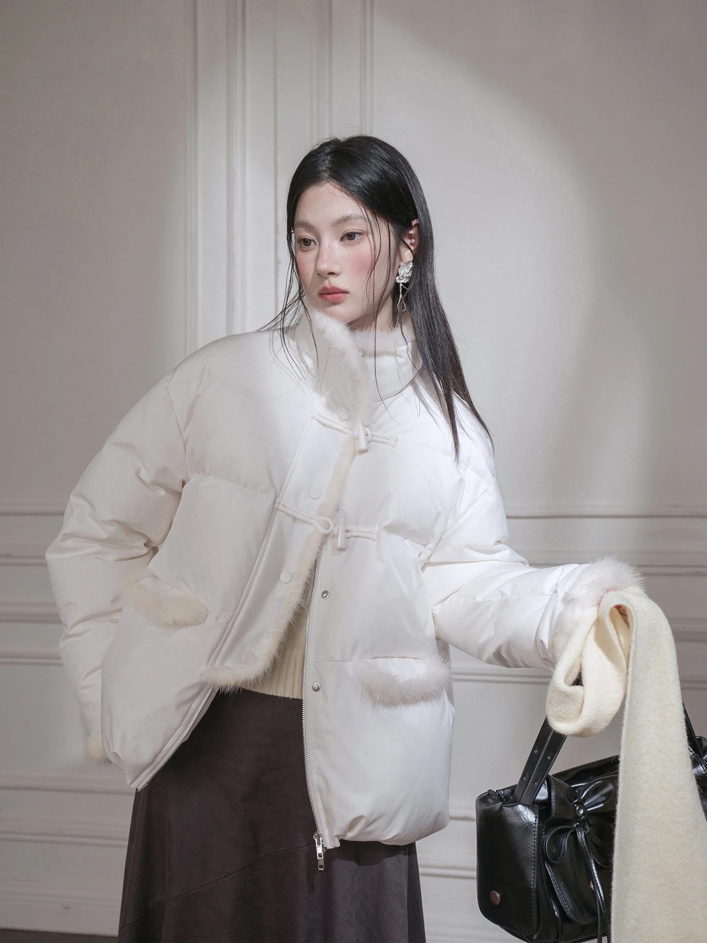 COTRE White Lover's Initial Snow ort Высококачественная отделка из меха Jaet с меховой отделкой Теплая нежная полиэфирная ткань свободного покроя
COTRE White Lover's Initial Snow ort Высококачественная отделка из меха Jaet с меховой отделкой Теплая нежная полиэфирная ткань свободного покроя