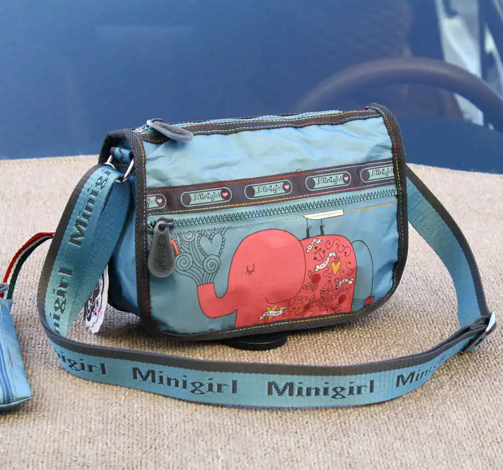 Легкая водонепроницаемая нейлоновая сумка через плечо для девочек, повседневная квадратная сумка с цветочным узором, мягкая сумка с мультяшным рисунком
Легкая водонепроницаемая нейлоновая сумка через плечо для девочек, повседневная квадратная сумка с цветочным узором, мягкая сумка с мультяшным рисунком