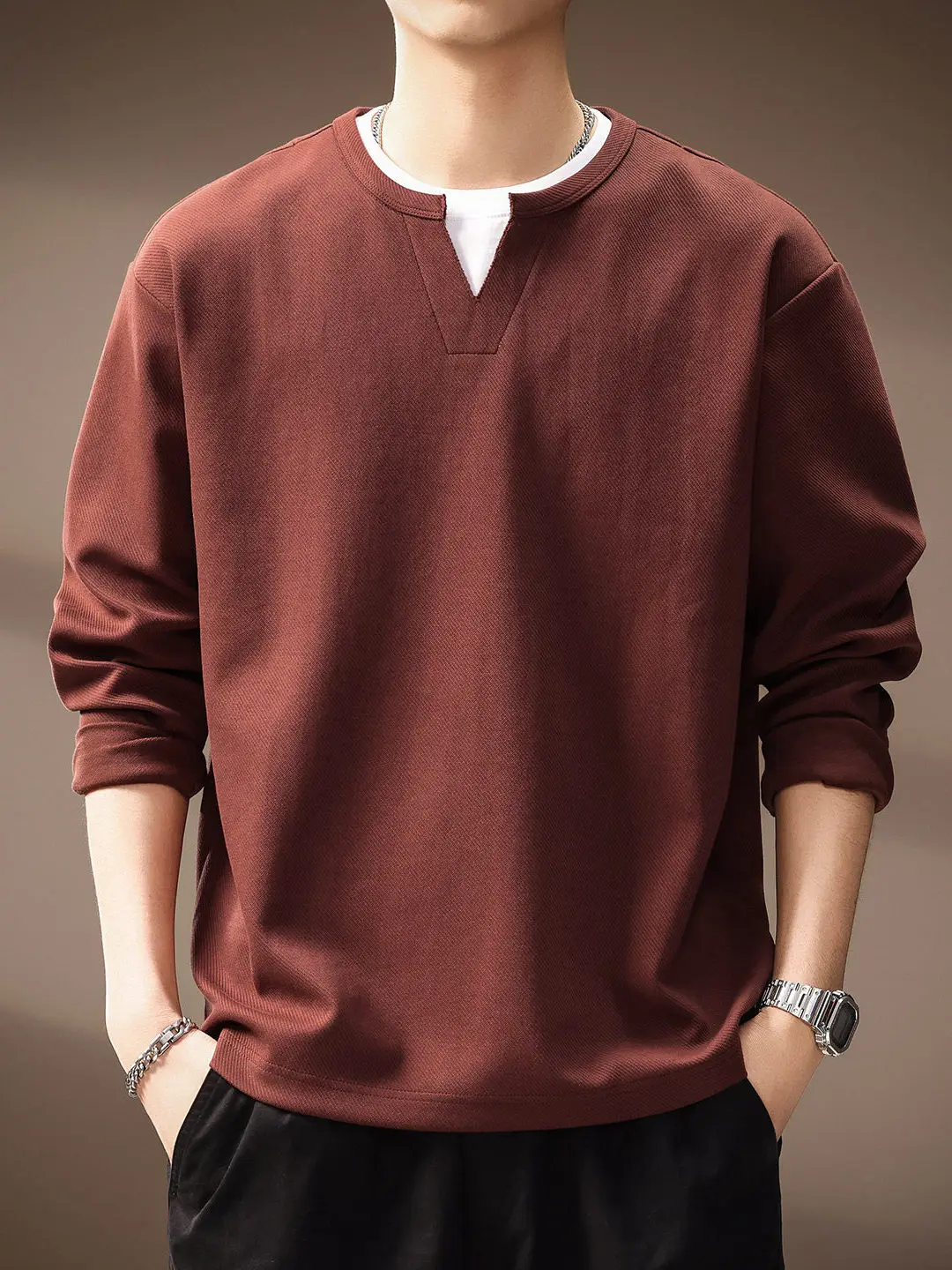 Мужская осенняя новинка: свитшот с V-образным вырезом в стиле ретро-американской текстуры, имитация двухслойности в японском стиле, повседневная футболка с длинным рукавом для города
Мужская осенняя новинка: свитшот с V-образным вырезом в стиле ретро-американской текстуры, имитация двухслойности в японском стиле, повседневная футболка с длинным рукавом для города