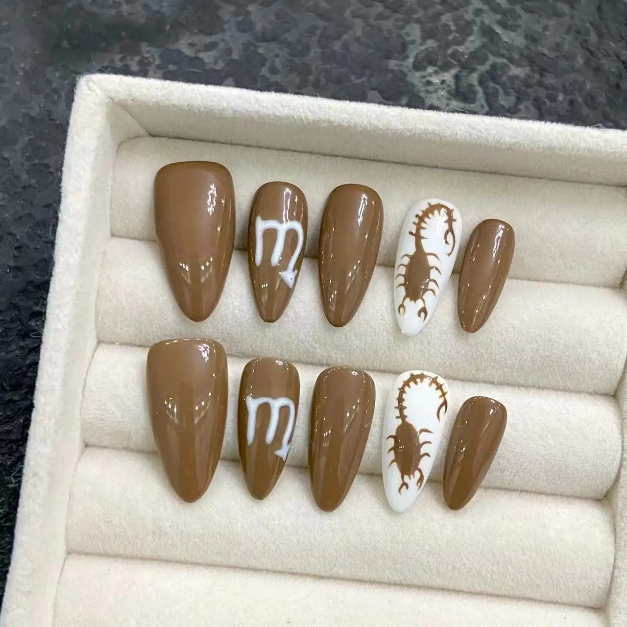 10 PCS Luxury Handmade Press on Nails Middle Almond Scorpius Design with 3-PIECE Tool Adhesive Nail Glue Tabs
10 PCS Luxury Handmade Press on Nails Middle Almond Scorpius Design with 3-PIECE Tool Adhesive Nail Glue Tabs