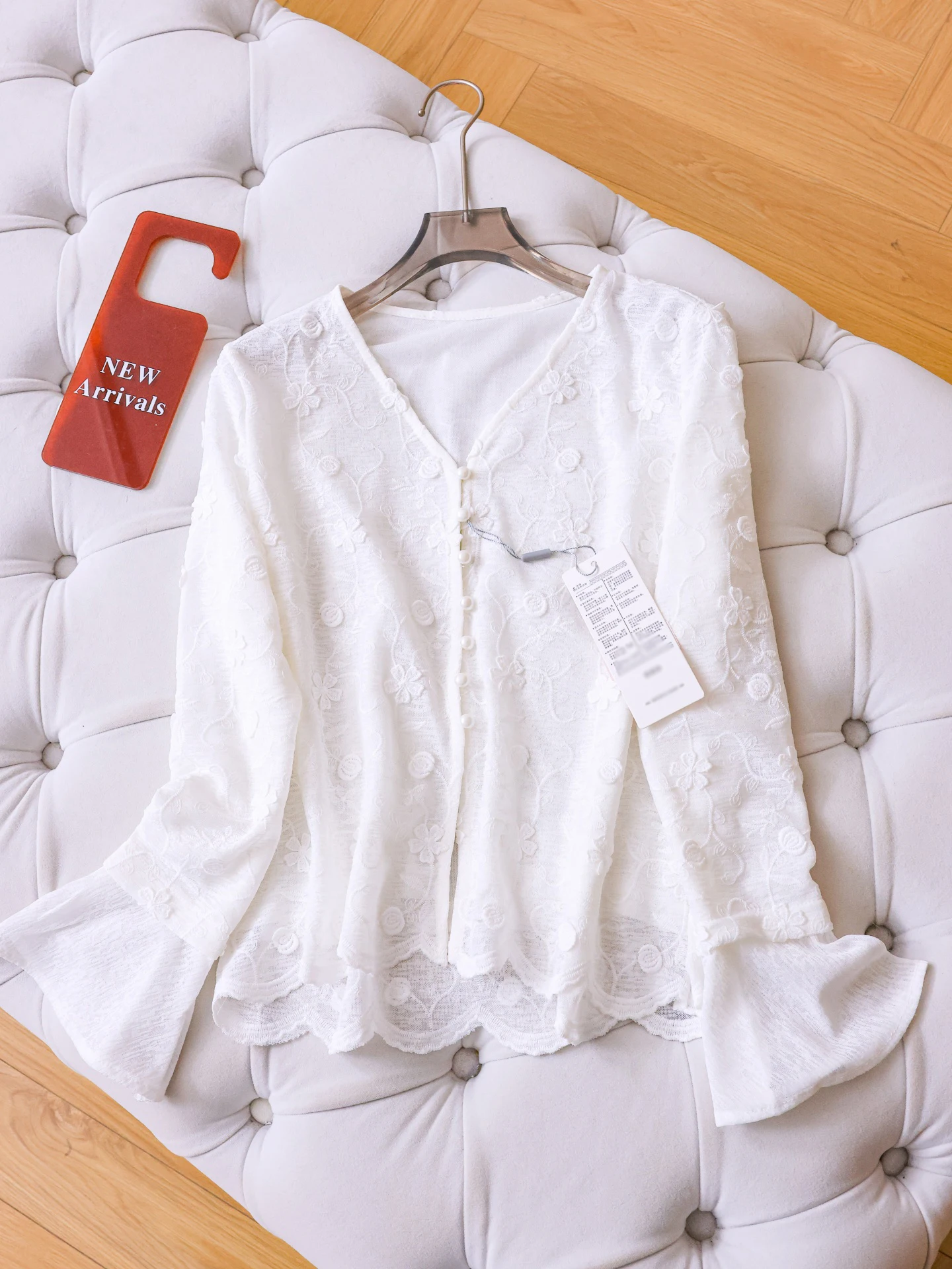 Elegant Long Sleeve V-Neck Pearl Buttoned Bell Sleeve Chiffon Shirt Women's Spring New Style Age-Defying Floral Embroidery Bl...
Elegant Long Sleeve V-Neck Pearl Buttoned Bell Sleeve Chiffon Shirt Women's Spring New Style Age-Defying Floral Embroidery Bl...