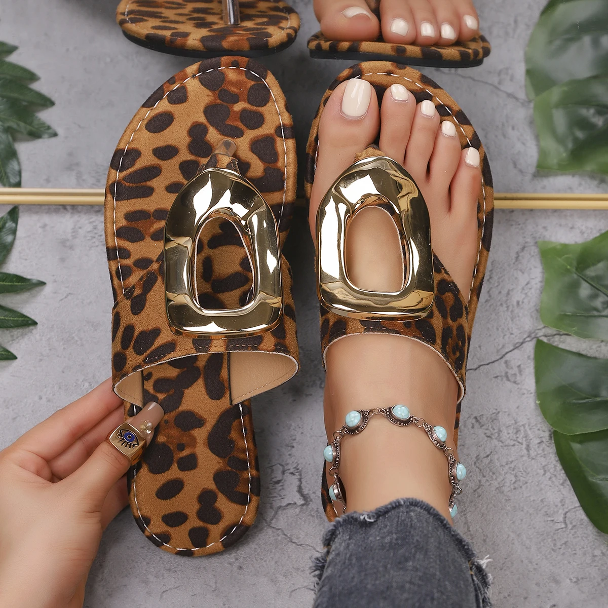 Summer Women Slippers Trend Luxury Slippers Fashion Outdoor Flat Shoes Women Beach Metal Sandals Female Designer Slides Women
Summer Women Slippers Trend Luxury Slippers Fashion Outdoor Flat Shoes Women Beach Metal Sandals Female Designer Slides Women