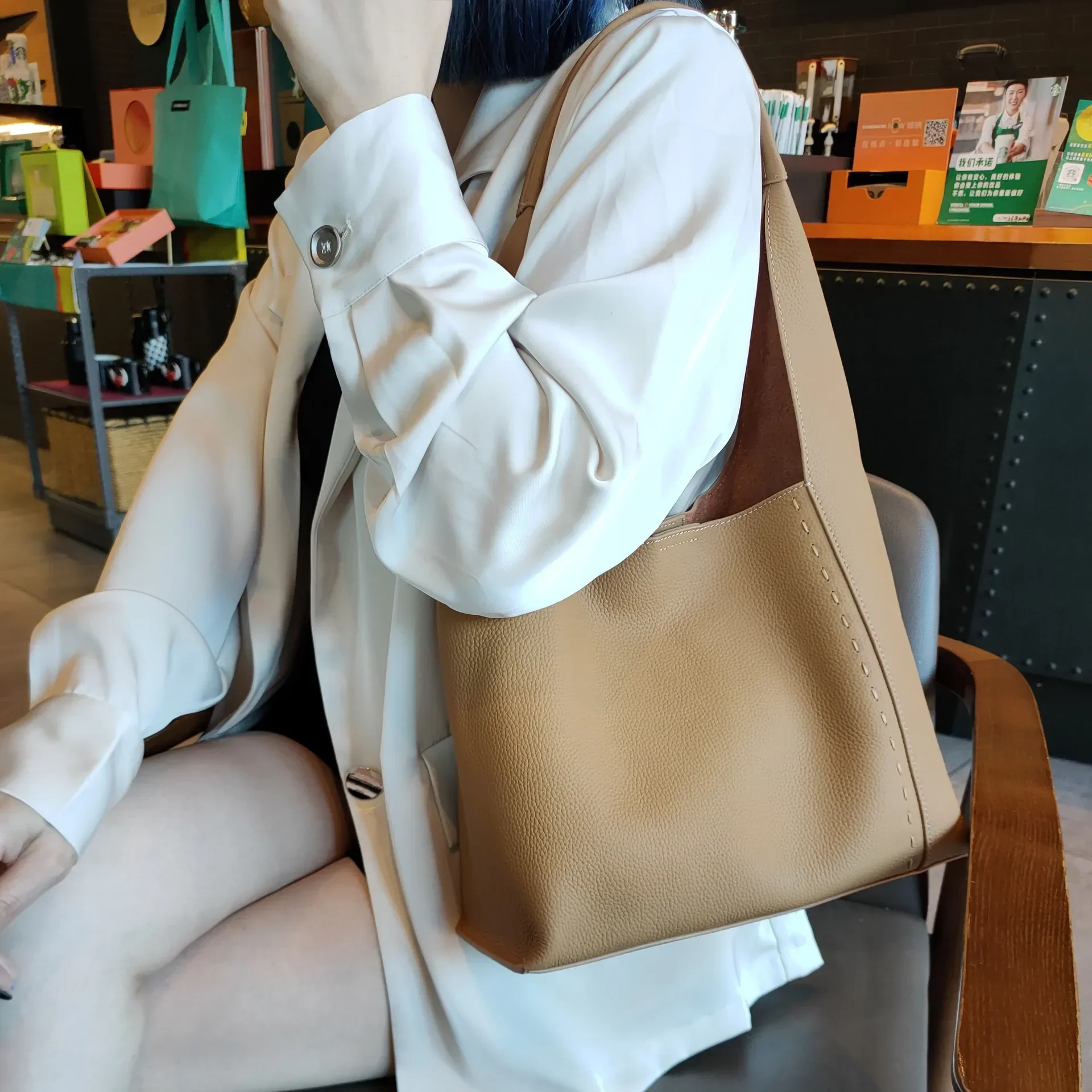 Cowhide Simple Style Armpit Women's Bag Bucket Bag Large Capacity Tote Bag Commuter Purses And Handbags
Cowhide Simple Style Armpit Women's Bag Bucket Bag Large Capacity Tote Bag Commuter Purses And Handbags