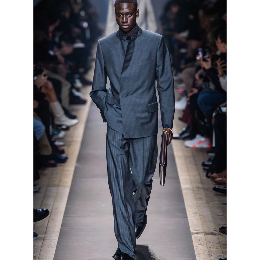 Мужской костюм темно-серого цвета в тонкую полоску, с отложным воротником, скрытым пуговицами, асимметричный, из 2 предметов: пиджак и брюки. Премиум-класс, деловой повседневный стиль.
Мужской костюм темно-серого цвета в тонкую полоску, с отложным воротником, скрытым пуговицами, асимметричный, из 2 предметов: пиджак и брюки. Премиум-класс, деловой повседневный стиль.