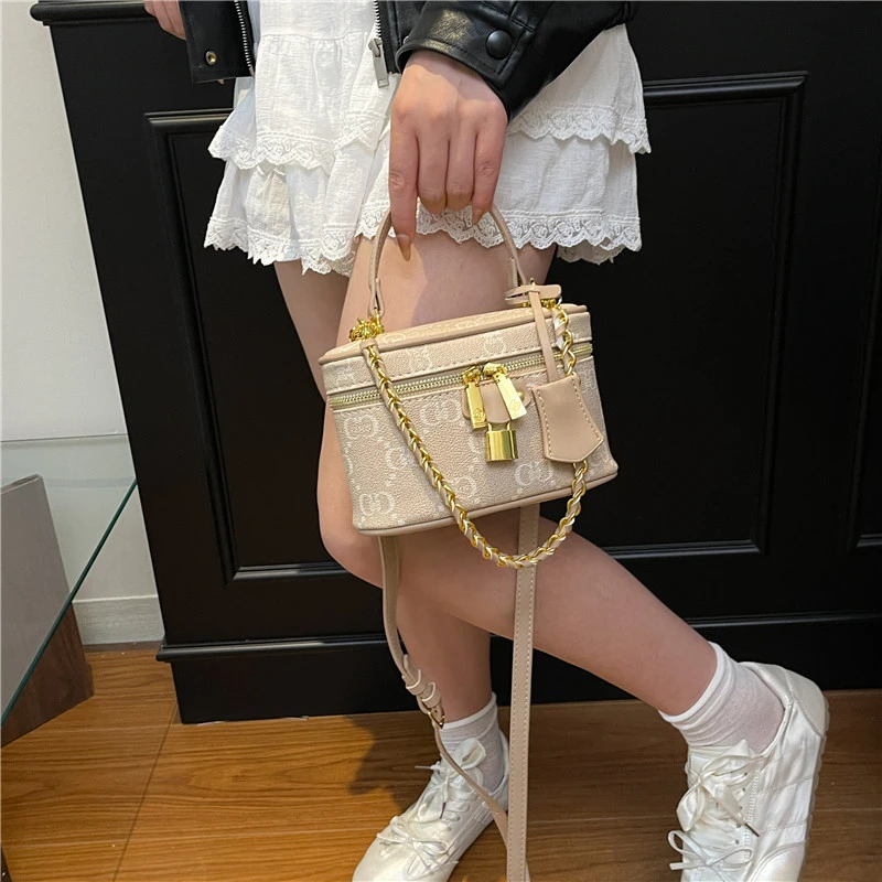 Vintage Designer Inspired Diaper Bag: Elegant Crossbody Handbag For Women With Luxury Look And Large Capacity Tote Function
Vintage Designer Inspired Diaper Bag: Elegant Crossbody Handbag For Women With Luxury Look And Large Capacity Tote Function